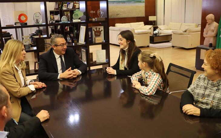 Toni Pérez recibe a las reinas de les Festes Majors Patronals, Valentina Almodóbar y Laia Zamora   