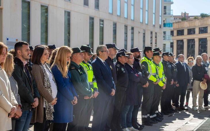 Benidorm rinde homenaje a los dos guardias civiles asesinados en acto de servicio en Barbate