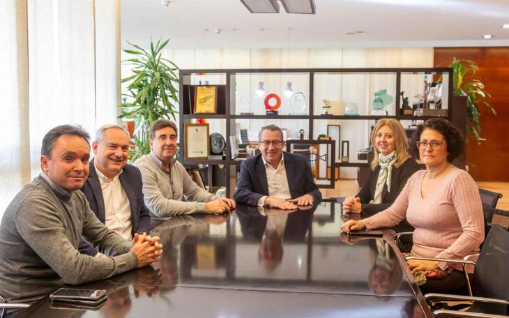 La nueva directiva del Club de Opinión de Benidorm traslada al alcalde su programa de actividades