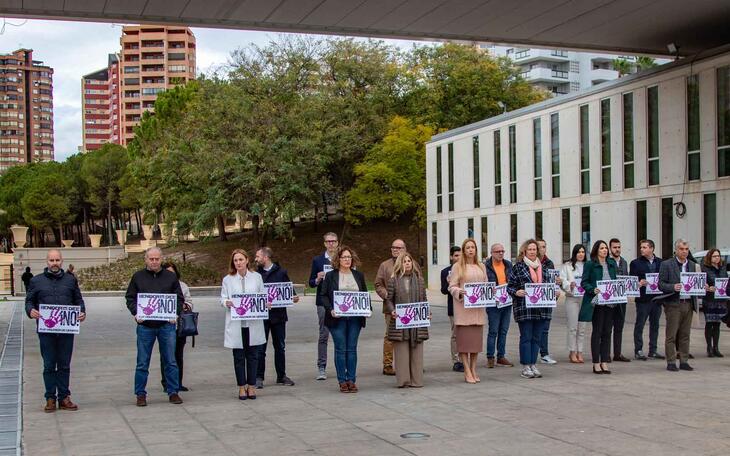 Minuto de silencio en el Ayuntamiento de Benidorm.