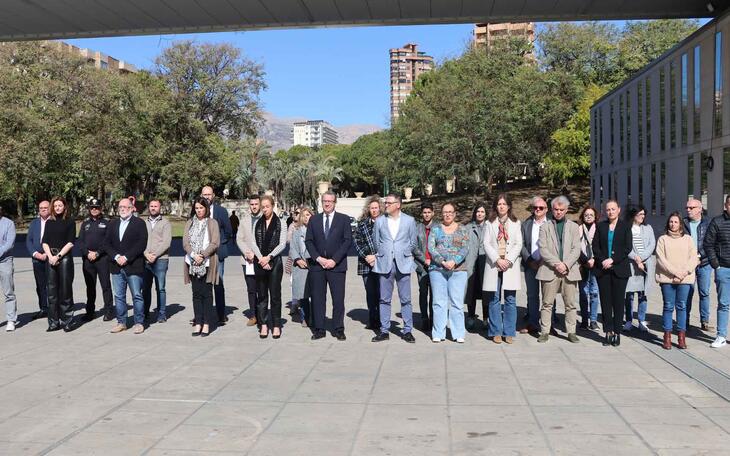 Minuto de silencio en el Ayuntamiento de Benidorm.