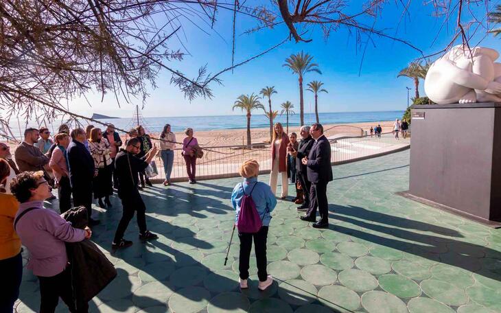 Las esculturas monumentales de Jiménez Deredia muestran ‘El viaje de la vida’ en el Paseo de Poniente de Benidorm 