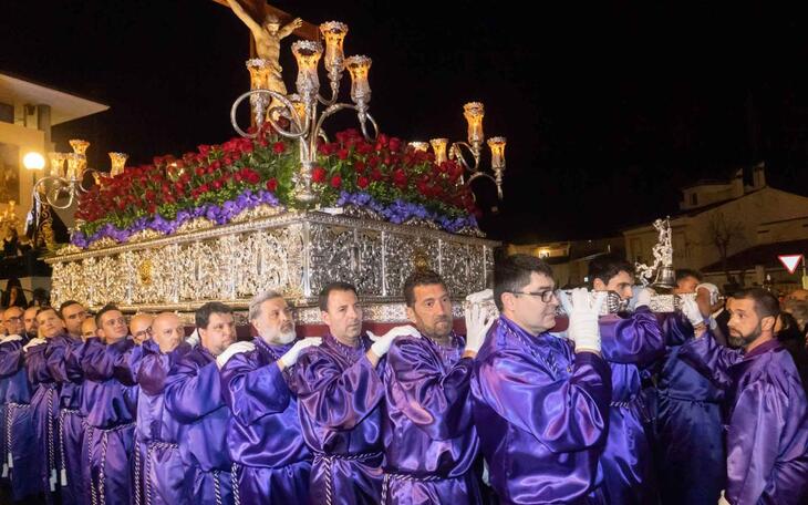 La imagen de Cristo crucificado sale deLa Almudena.