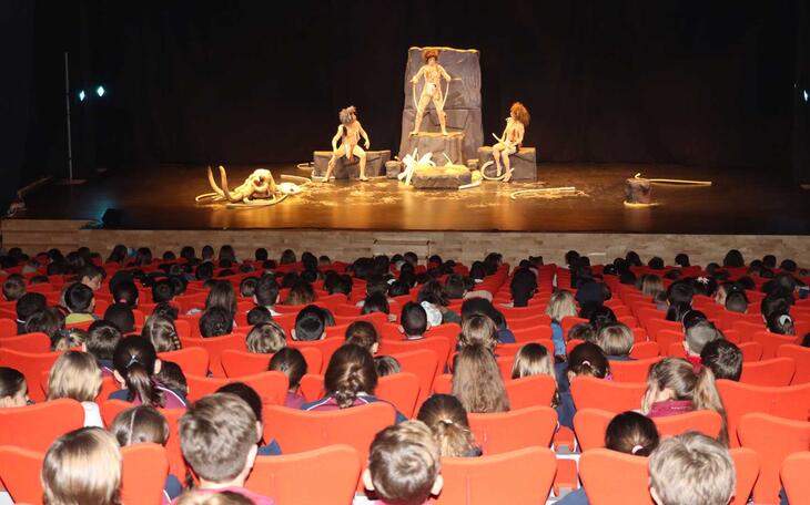 900 alumnos de todos los colegios de Primaria de Benidorm acuden al ciclo ‘Joves Espectadors’ 