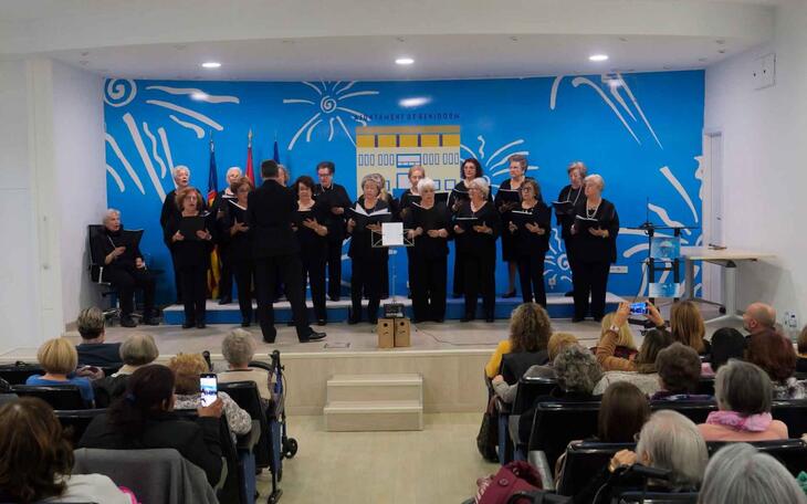Las Amas de Casa de Benidorm celebran el 8 de Marzo con música y poesía
