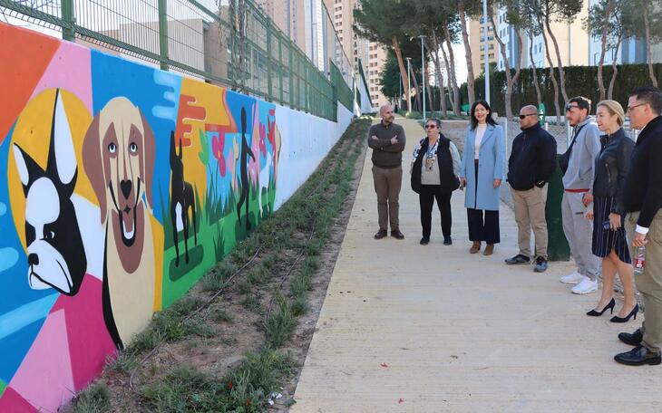 Benidorm recurre a artistas urbanos locales para decorar e ilustrar espacios públicos municipales 