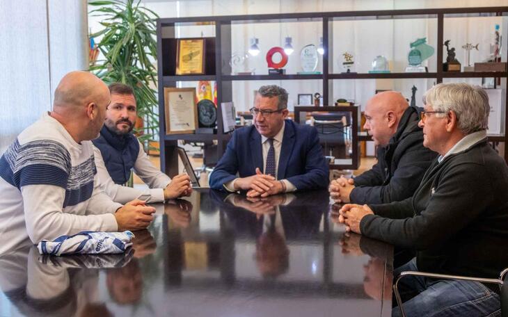 La directiva del Club Voleibol Playas de Benidorm se reúne con el alcalde y el concejal de Deportes