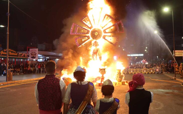 La ‘Nit de la Cremà’ despide las fallas de Benidorm hasta el próximo año