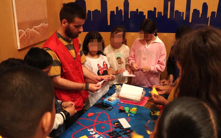 Un centenar de alumnos de Primaria participan en una Escape Room sobre el Ciclo del Agua en el Salón de Actos de Benidorm 
