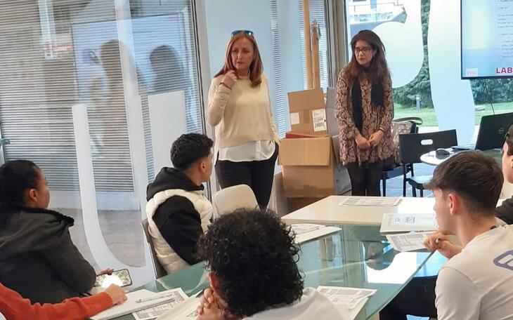 Juventud organiza un taller de búsqueda de empleo a través del teléfono móvil 