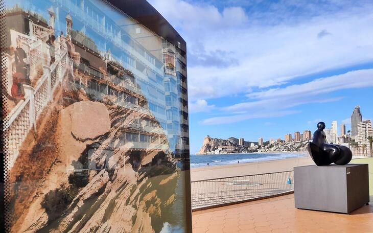 La muestra de postales ‘Recuerdo de Benidorm’ da la bienvenida a los turistas desde los siete Espais d’Art Urbà