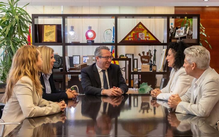 La nueva directiva de la Casa de Andalucía de Benidorm se reúne con el alcalde, Toni Pérez