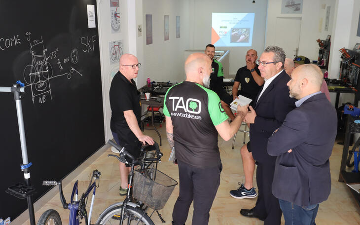 Estudiantes europeos completan en Benidorm su formación en mecánica de bicicletas 