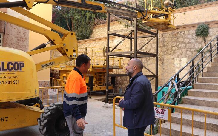 Benidorm inicia el montaje del ascensor de la calle Jilguero que unirá Jaime I con la calle Tordo