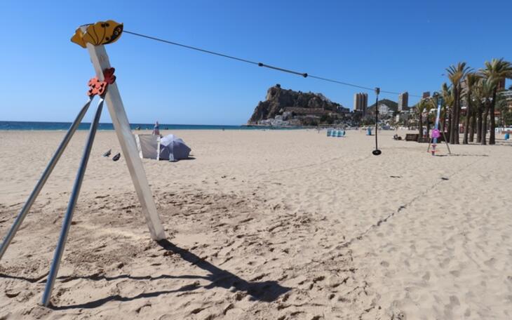 Benidorm amplía la oferta lúdica de la playa de Poniente con la instalación de una tirolina 