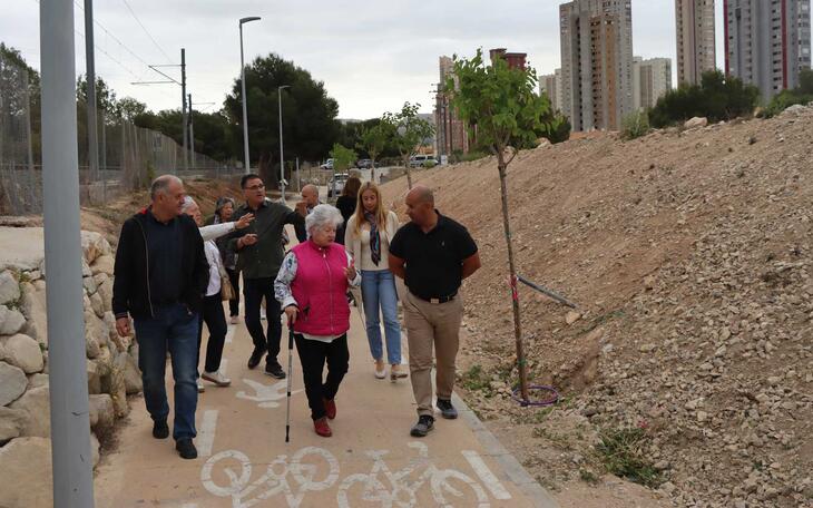 Benidorm planta cerca de 200 árboles en el barrio de Els Tolls para seguir la renaturalización de la zona 