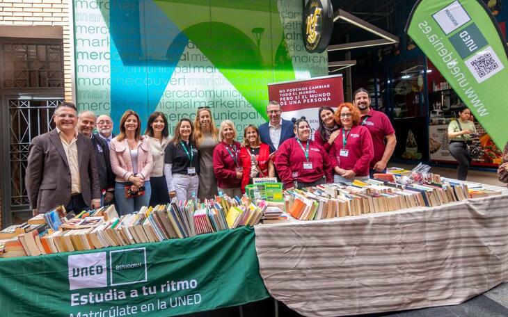 El Ayuntamiento se une a la iniciativa de la UNED ‘Un libro x un kilo’ en favor de Corazón Exprés