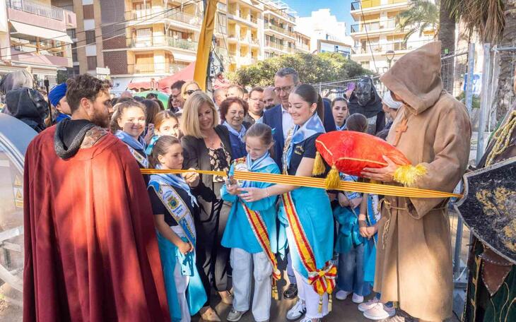 Laia Zamora corta la cinta inaugural del Mercado Medieval.