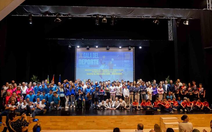 Foto de familia con todos los premiados en la X Gala del Deporte de Benidorm.