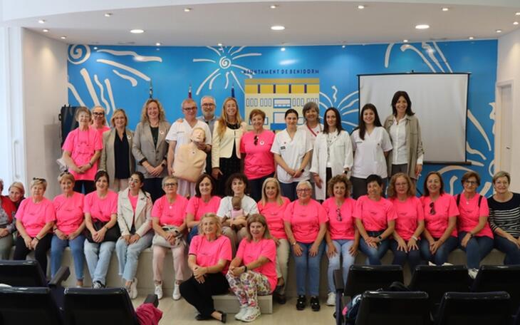 Sanidad forma a distintos colectivos de Benidorm sobre cómo actuar ante un atragantamiento  