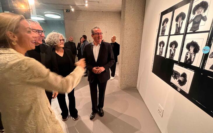 Ana Pellicer, Outumuro y Toni Pérez en la inauguración de la exposición en el Boca del Calvari en noviembre pasado.