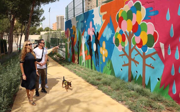 El artista benidormense Christian Cortés finaliza la decoración del mural perimetral del nuevo parque urbano de la avenida Marina Alta 