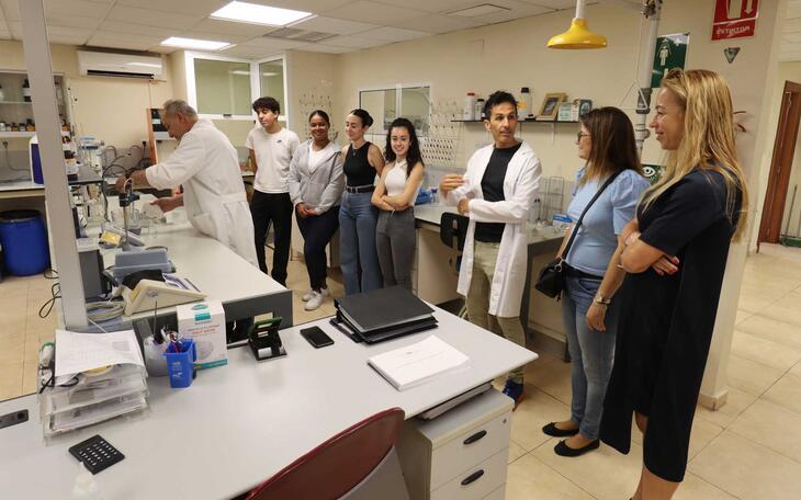 Alumnos de 2º de Bachillerato del Bernat de Sarrià visitan el laboratorio municipal