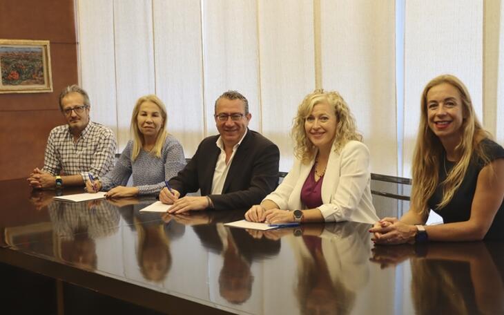 Firma convenio Protectora de Animales