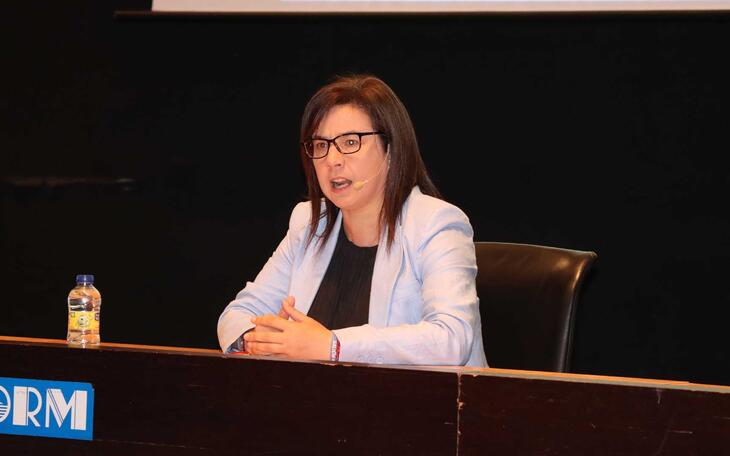 La diputada Ana Vázquez llena el Salón de Actos para hablar sobre ‘Seguridad y libertad en el siglo XXI’  