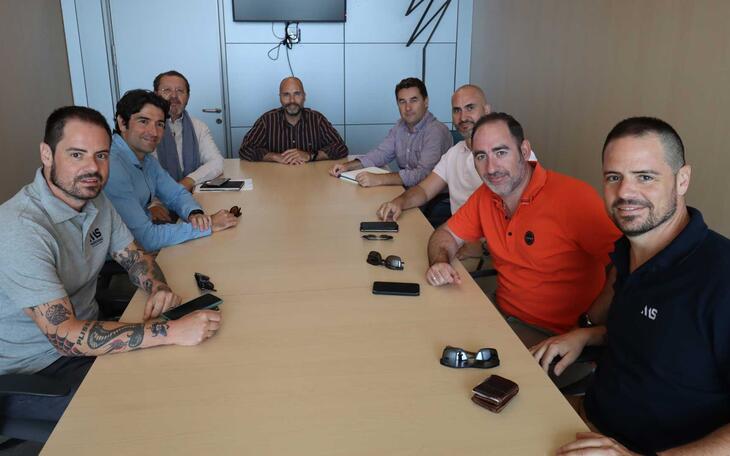 Benidorm aborda con la patronal del sector la problemática de la carga y descarga con la llegada de la Zona de Bajas Emisiones