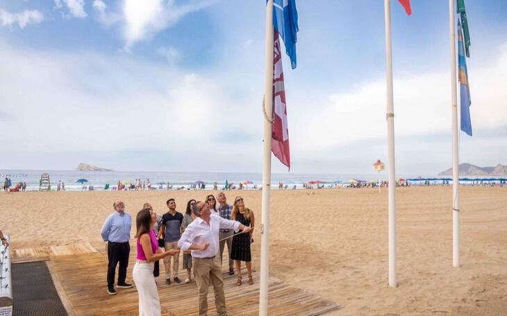 Las playas de Benidorm ya lucen los distintivos de calidad obtenidos tras superar las auditorías más exigentes