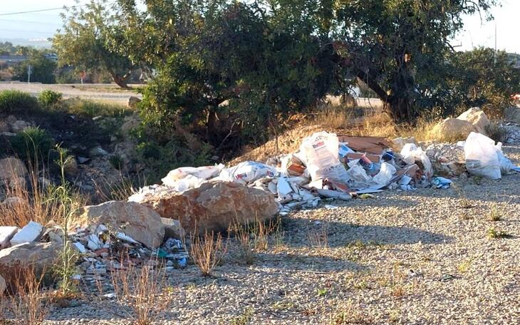 El gobierno de Toni Pérez consiente la proliferación de vertederos incontrolados en el parking de El Moralet