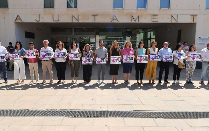 Minuto de silencio en el Ayuntamiento de Benidorm.