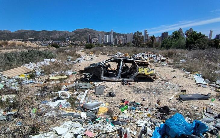Informes policiales alertan del peligro de incendio por la acumulación de vertidos en Armanello