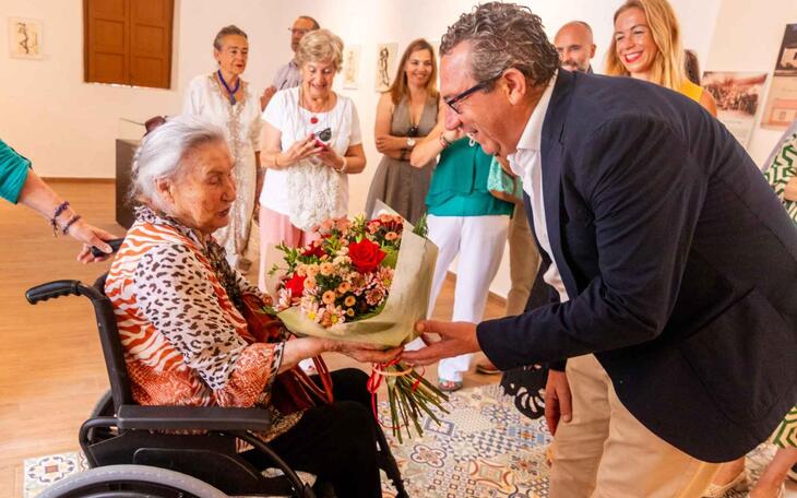 La viuda del pintor Francisco Díaz visita en ‘La Casilla’ la muestra que exhibe bocetos realizados por el artista