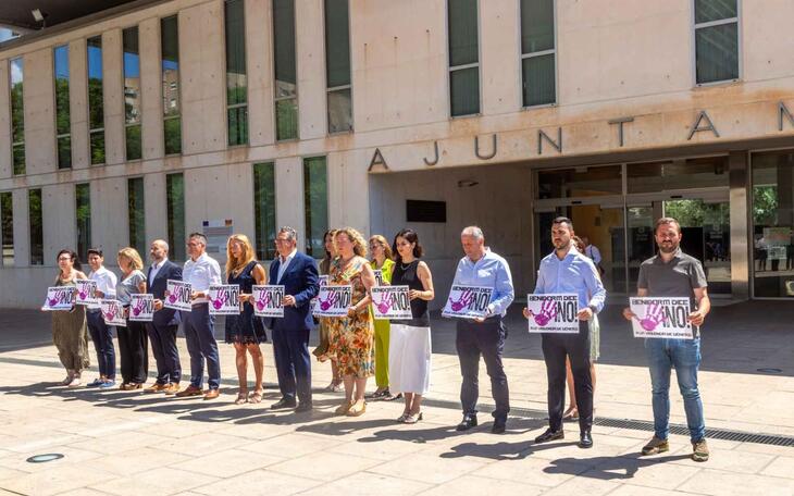 Minuto de silencio en el Ayuntamiento de Benidorm.