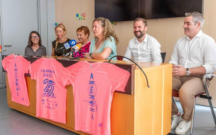 El lazo y la isla de Benidorm, protagonistas de la nueva camiseta solidaria de Anémona contra el cáncer de mama
