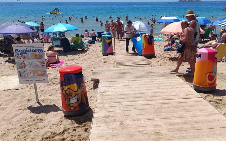Benidorm instala en las playas las papeleras decoradas por los artistas de la I Jornada de Arte Urbano