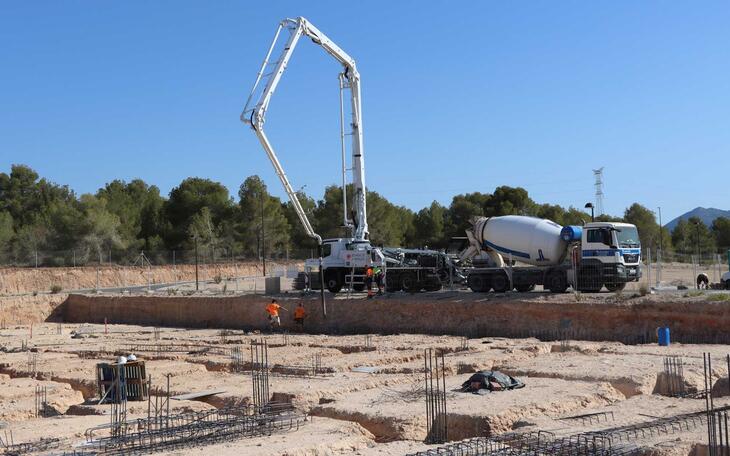 Benidorm inicia una nueva fase en la construcción del tanatorio con el comienzo de los trabajos de hormigonado de la parcela  