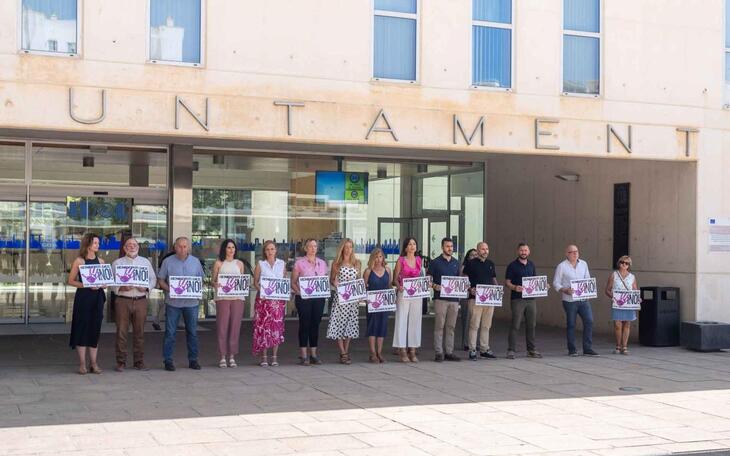 Minuto de silencio en el Ayuntamiento de Benidorm.