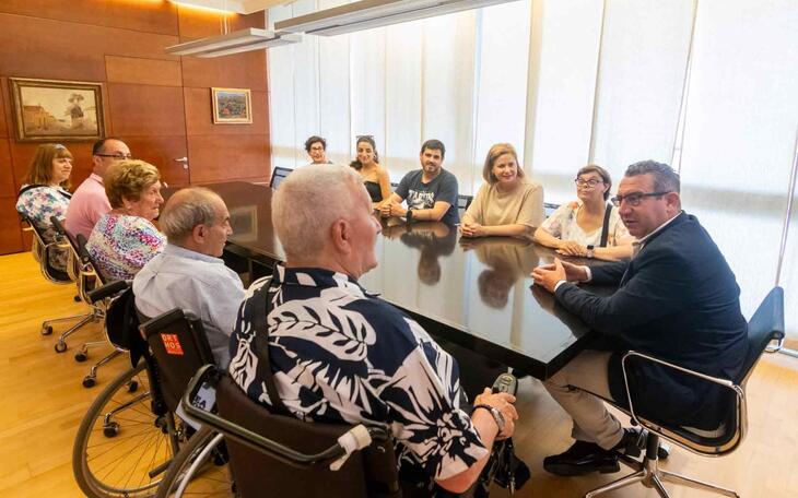 Un grupo de residentes de la Fundación Miranda, de Barakaldo, pasan una semana en Benidorm
