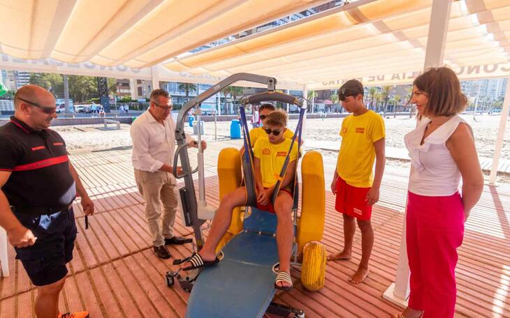 Benidorm incorpora en las Playas Accesibles una grúa para facilitar aún más el baño de personas con movilidad reducida 