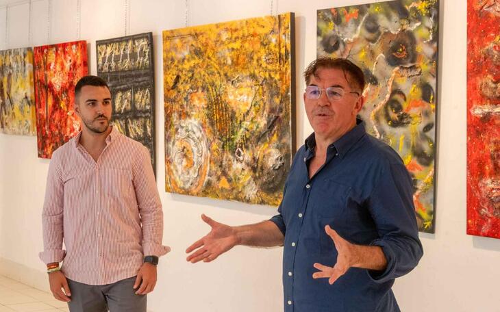 La Casa del Fester Diego Cano Enguera acoge desde hoy una exposición del pintor Javier Martínez que lleva por título ‘Colores en Acción’. La muestra ha sido inaugurada por el concejal de Cultura del Ayuntamiento de Benidorm, Jaime Jesús Pérez, junto al propio artista y otros miembros de la Corporación municipal, que han conocido de primera mano las explicaciones del autor y el peso que el color tiene en la composición final de todas sus obras.  Natural de Hontanaya (Cuenca), aunque afincado en València, Jav