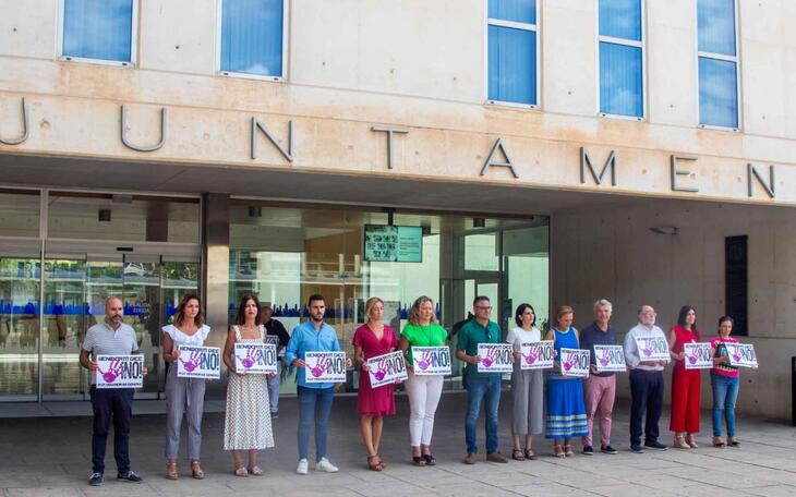 Minuto de silencio en el Ayuntamiento de Benidorm.