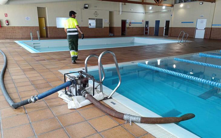 Vaciado de la piscina municipal para baldeos