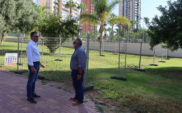 Benidorm inicia la instalación de una nueva tirolina infantil en el barrio de Els Tolls 
