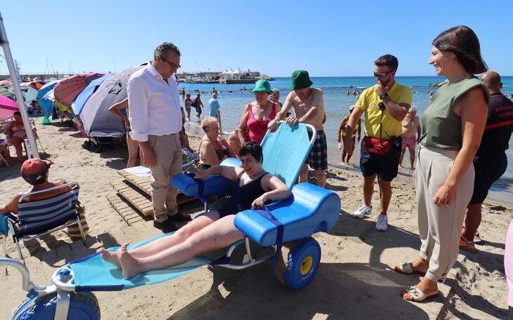 Benidorm mejora los puntos de playas accesibles con la incorporación de tres sillas anfibias  