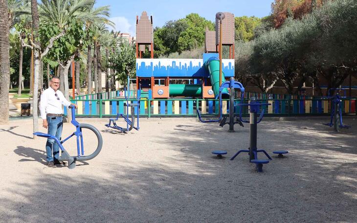 Benidorm continua la renovación de columpios y elementos biosaludables en varios parques de la ciudad