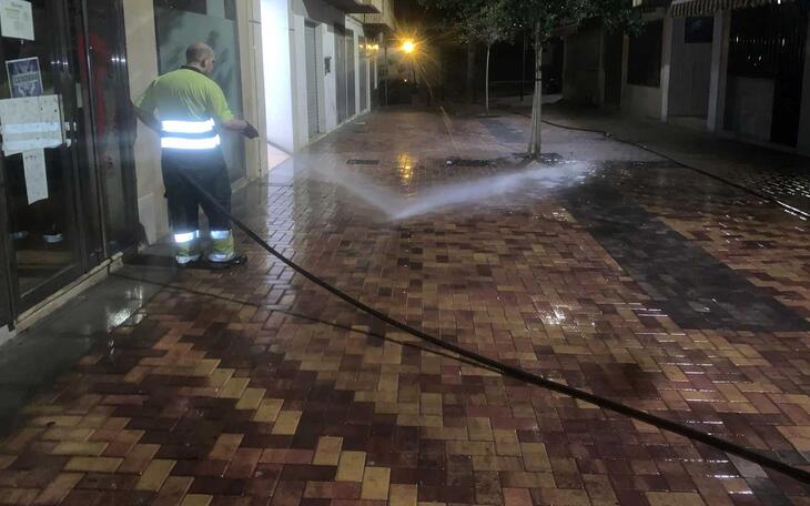 Limpieza Viaria inicia una nueva campaña de baldeos por todos los barrios de Benidorm 