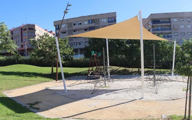 Benidorm finaliza la instalación de sombras artificiales en las zonas de columpios del parque de Foietes  
